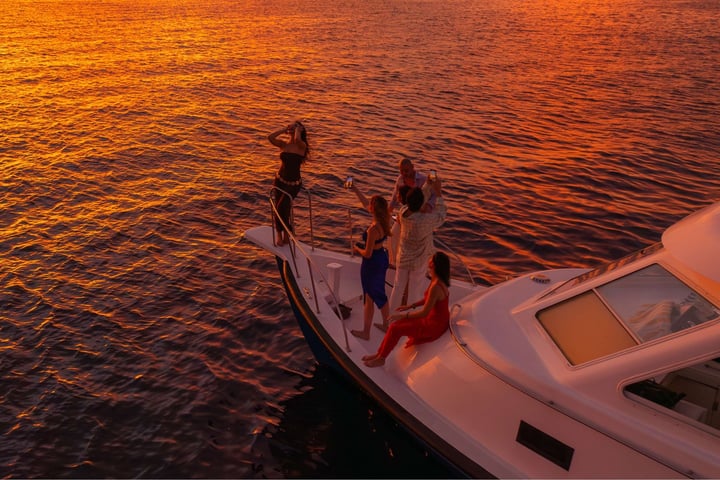 Foto von Kandima Maldives vom 21. Juli 2026. Zeigt möglicherweise ein Bild von Segel, Schnellboot, Yacht, Schiff, Ozean, Dämmerung und Text.