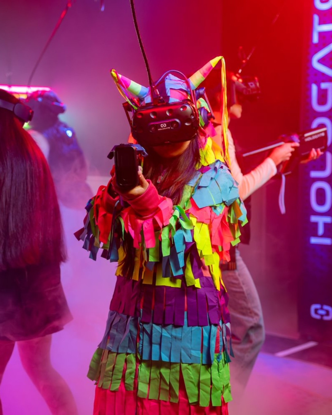 Foto von Kandima Maldives vom 29. August 2026. Zeigt möglicherweise einen Videospiel-Screenshot mit Kopfschmuck, Kostüm, Brille, Gasmaske, Videospiel-Controller und Text.