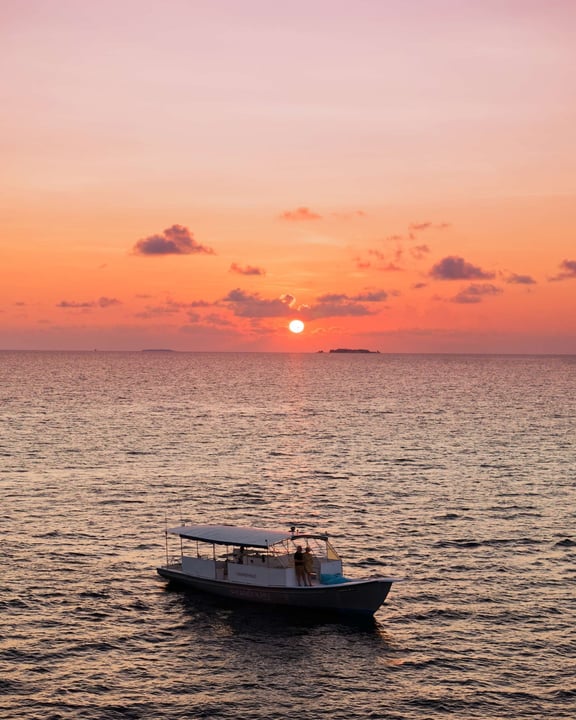 Foto von Kandolhu Maldives vom 04. Juli 2026. Möglicherweise ein Bild von Yacht, Schiff, Schnellboot, Dämmerung, Horizont, Ozean, Wasser und Text.