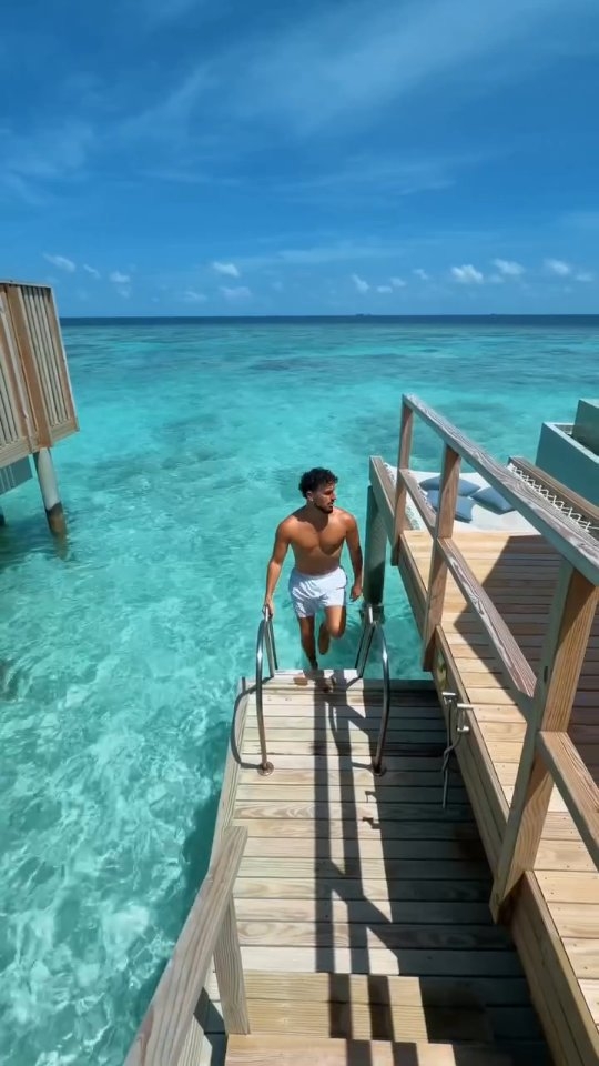 Von ruhigen Morgen in Ihrer Villa bis hin zum pulsierenden Leben unter der Wasseroberfläche – Kandolhu lädt Sie ein, die Schönheit des Inselleben in Ihrem eigenen Tempo zu entdecken.

Barfuß-Tage, kristallklares Wasser und Momente, di