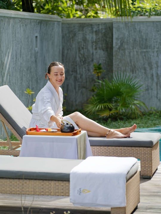 Foto von Kandolhu Maldives vom 26. August 2026. Könnte ein Bild von Handtuch, Liegestuhl, Bademantel, Chaiselongue, Pool, Cabana und Text sein.