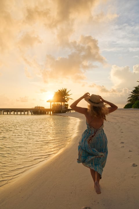 Foto von Kandolhu Maldives vom 30. August 2026. Könnte ein Bild von Sommerkleid, Strand, Abenddämmerung, Wasser und Text sein.