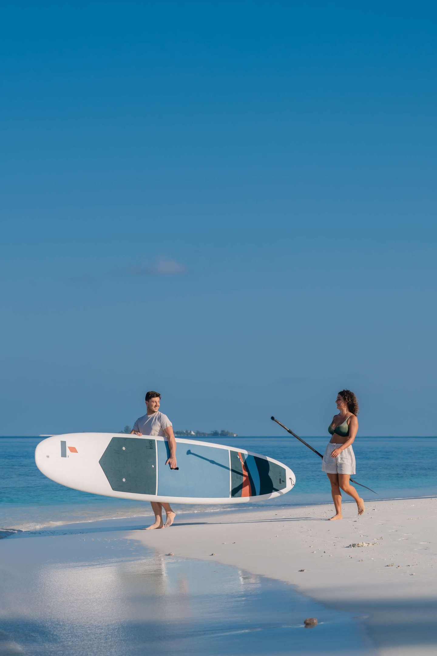 Foto von Kandolhu Maldives vom 02. September 2026. Könnte ein Bild von Surfboard, Kajak, Ozean, Küste, Wasser und Text sein.