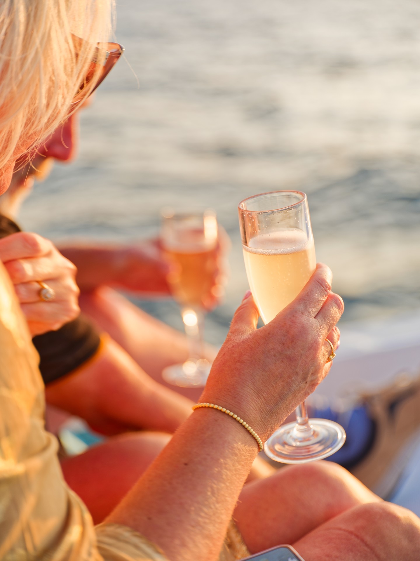 Au coucher du soleil, l'océan devient doré.

Naviguez vers l'horizon maldivien avec notre Champagne Sunset Cruise — où champagne pétillant, vagues douces et moments inoubliables vous attendent. 🌅

#KandolhuMald
