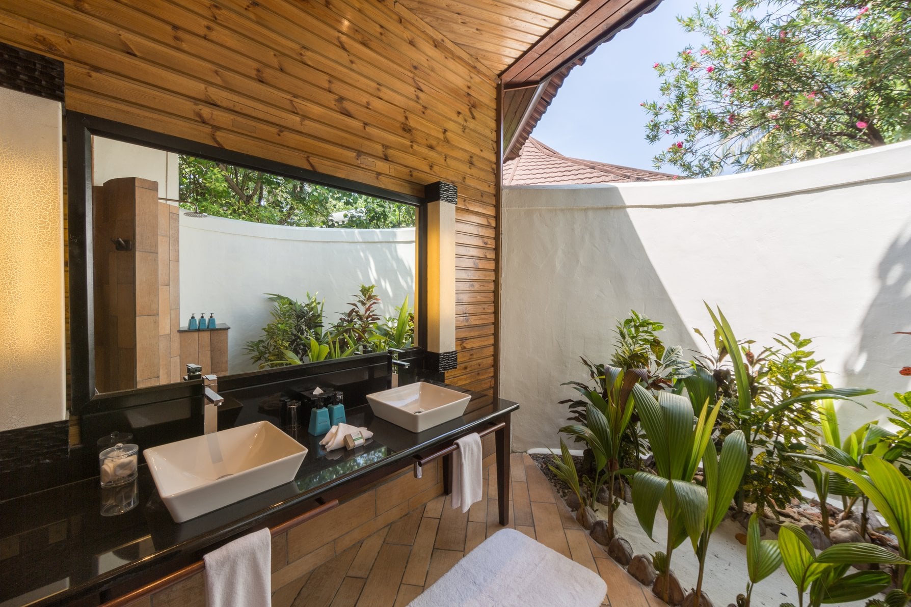 Badezimmer der Beach Villa im Komandoo Island Resort