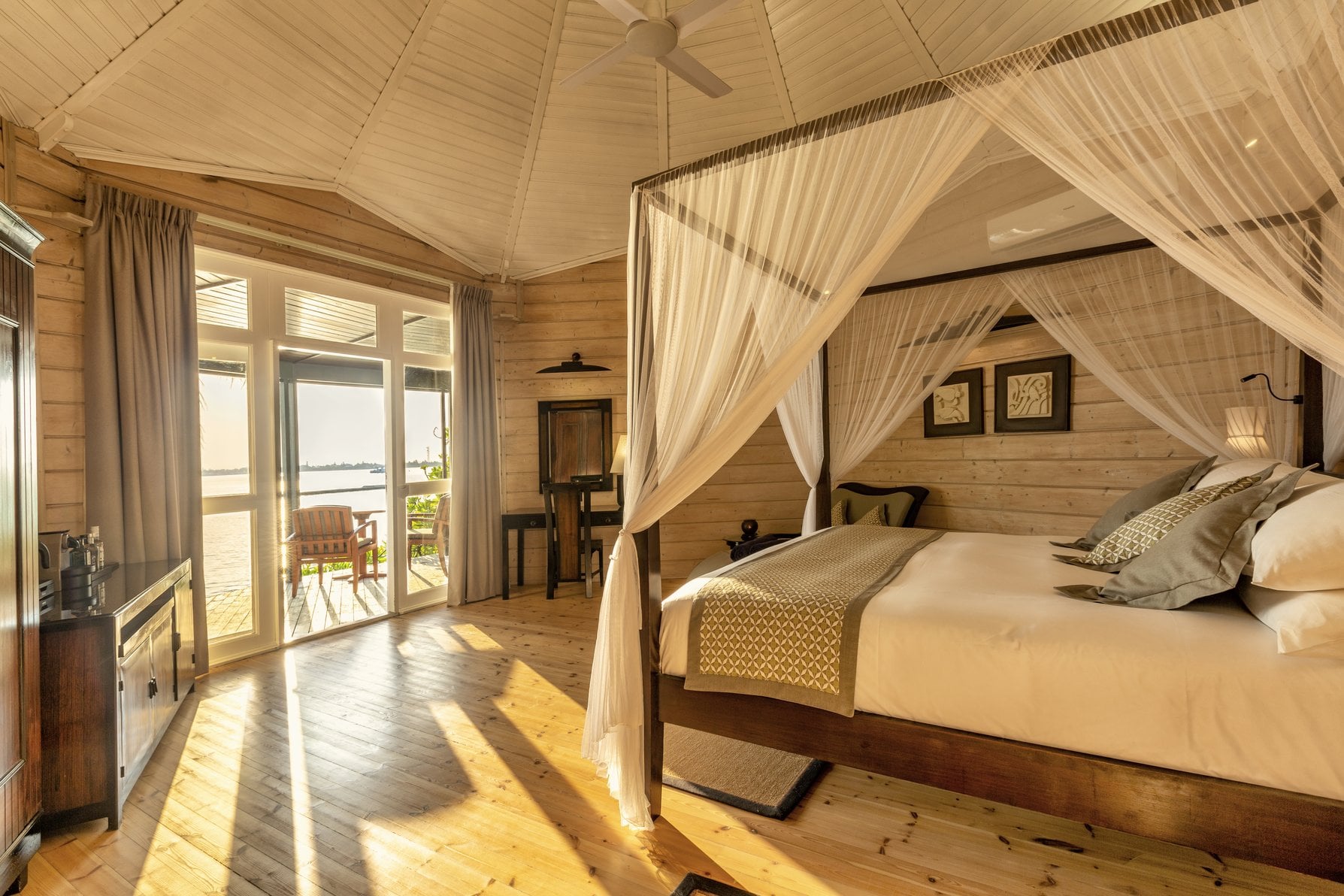 Innenbereich der Jacuzzi Beach Villa im Komandoo Island Resort