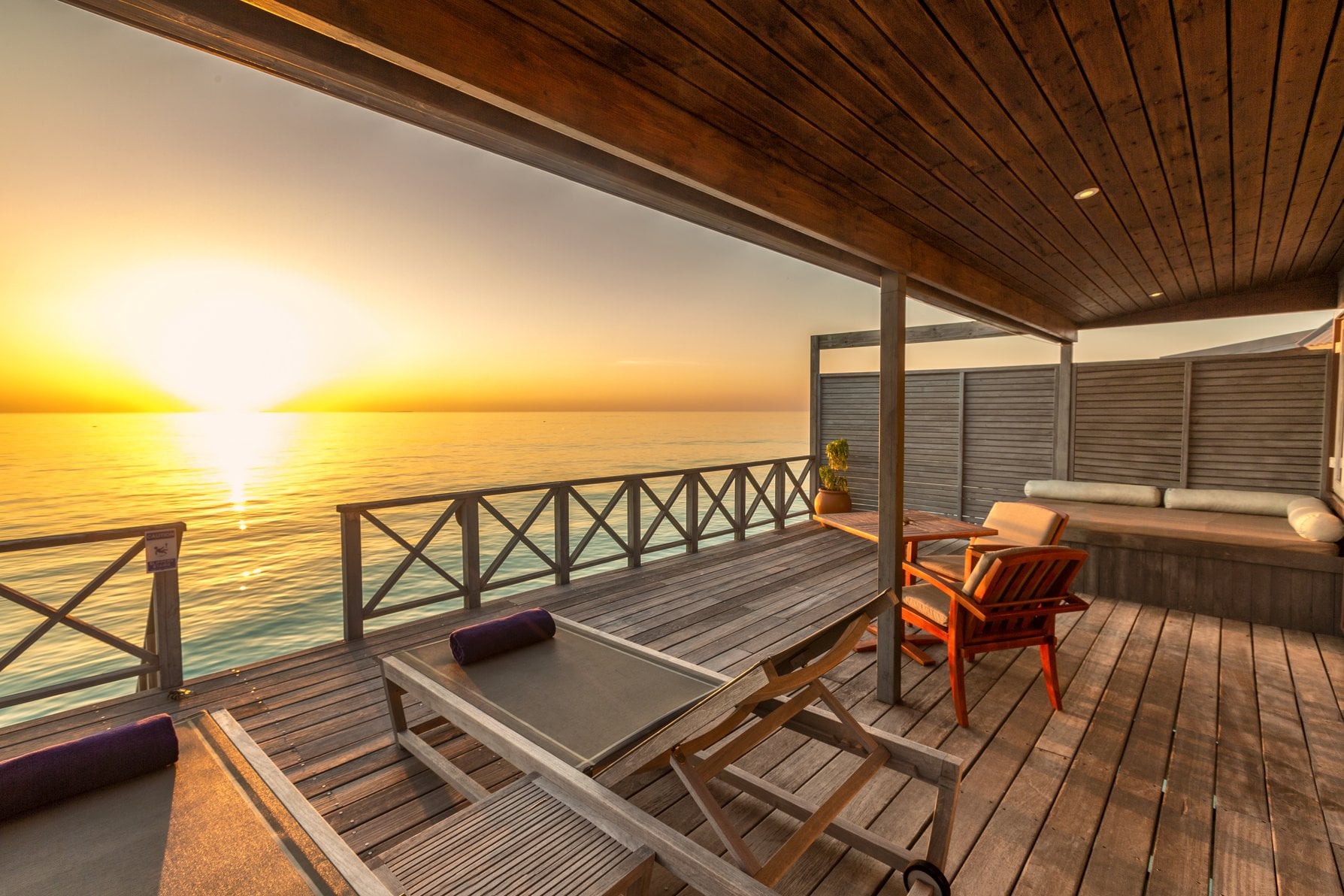 Außenbereich der Jacuzzi Water Villa im Komandoo Island Resort