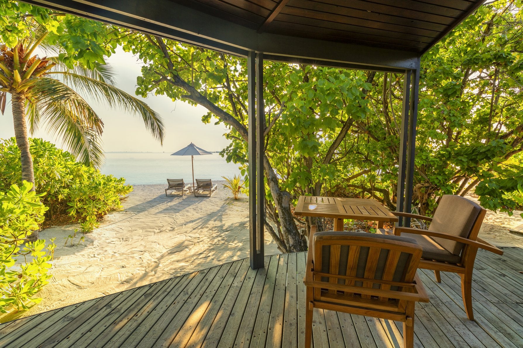 Außenbereich der Premium Jacuzzi Beach Villa im Komandoo Island Resort