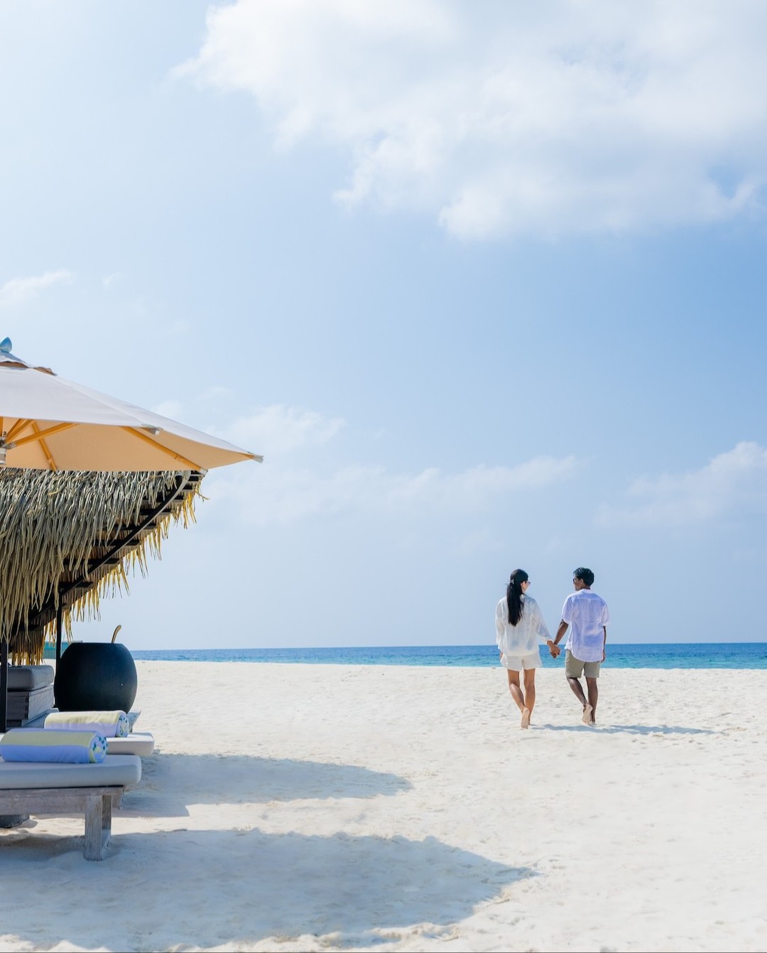 Foto von Kudadoo Maldives vom 16. Juli 2026. Könnte ein Bild von einer oder mehreren Personen, Sonnenschirm, Parasol, Strand, Cabana und Text sein.
