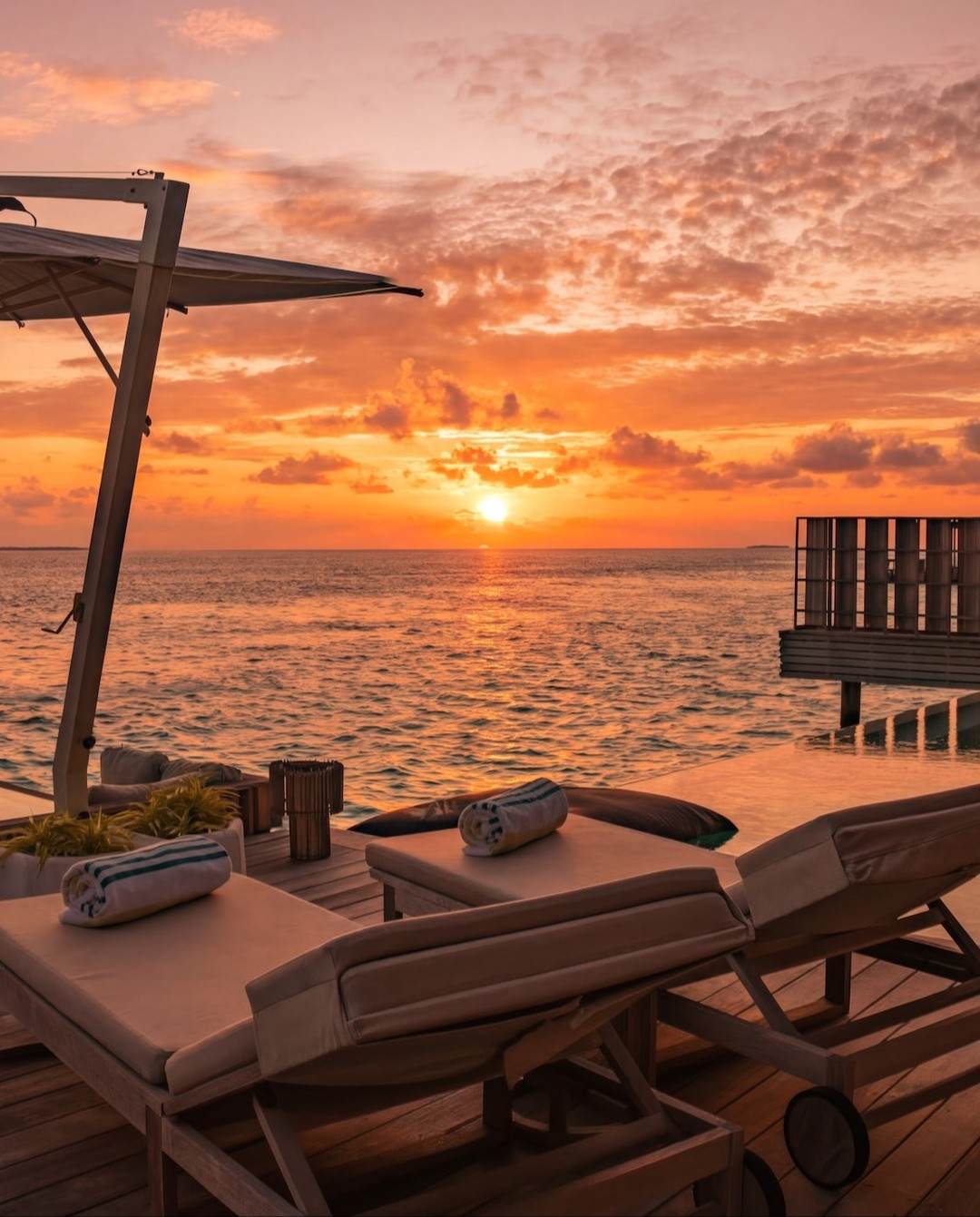Foto von Kudadoo Maldives auf Kudadoo Maldives Private Island. Zu sehen sind möglicherweise Liegestuhl, Dämmerung, Ozean, Horizont, Wasser, Cabana und Text.