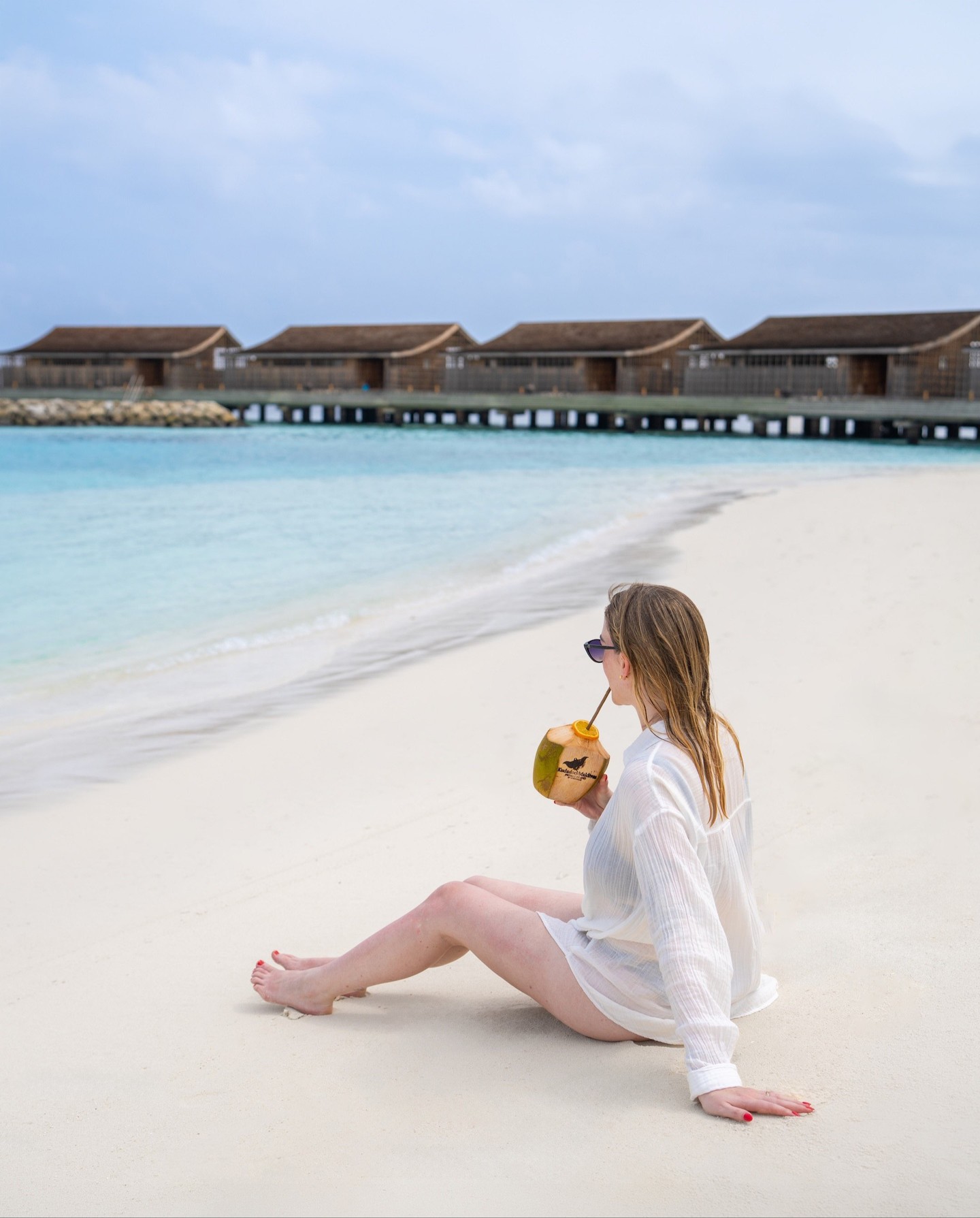 Foto von Kudadoo Maldives auf Kudadoo Maldives Private Island. Zu sehen sind möglicherweise Kokosnuss, Sarong, Cabana und Text.