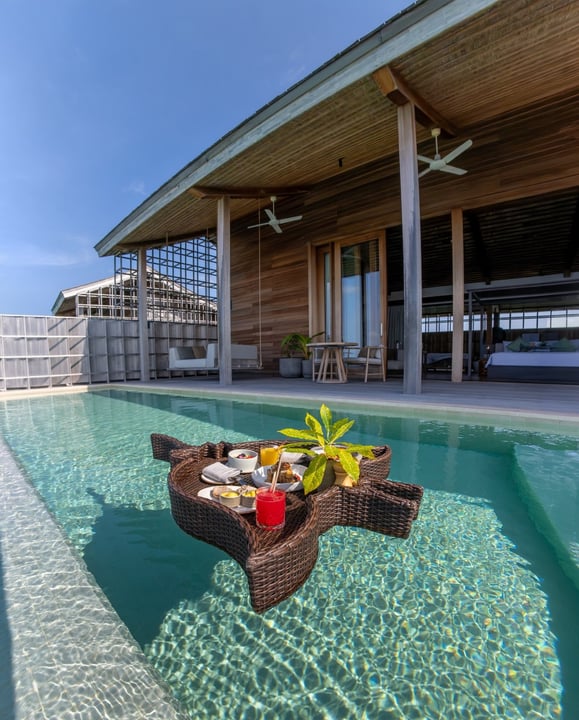 Il y a quelque chose de spécial à commencer la matinée avec un petit-déjeuner servi directement dans votre piscine privée. Le meilleur, c’est que chaque matin à Kudadoo peut sembler complètement différent, selon votre