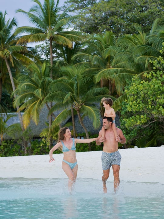 Foto von Niva Kuramathi Maldives vom 05. September 2026. Könnte ein Bild von einer oder mehreren Personen, Menschen beim Schwimmen, einem Gewässer, einem Strand und Text sein.