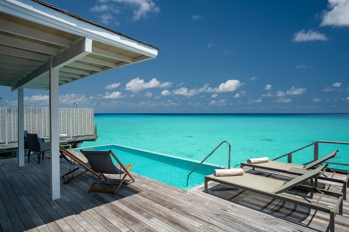 Foto von Niva Kuramathi Maldives vom 01. September 2026. Könnte ein Bild von einem Horizont, dem Ozean, einem Pool, einer Cabana und Text sein.