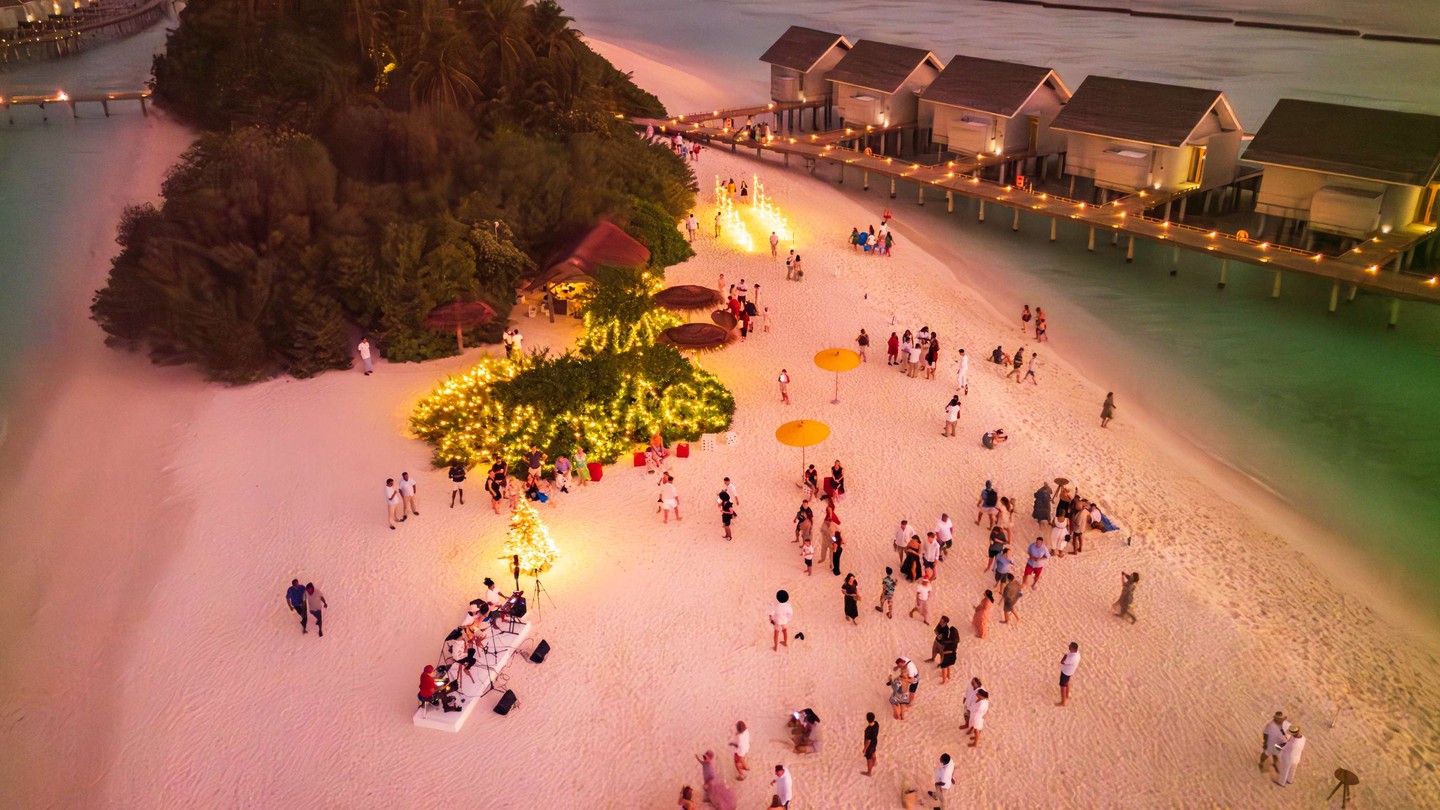 Foto di Niva Kuramathi Maldives del 09 settembre 2026. Potrebbe essere un'immagine di crepuscolo, folla, spiaggia e testo.