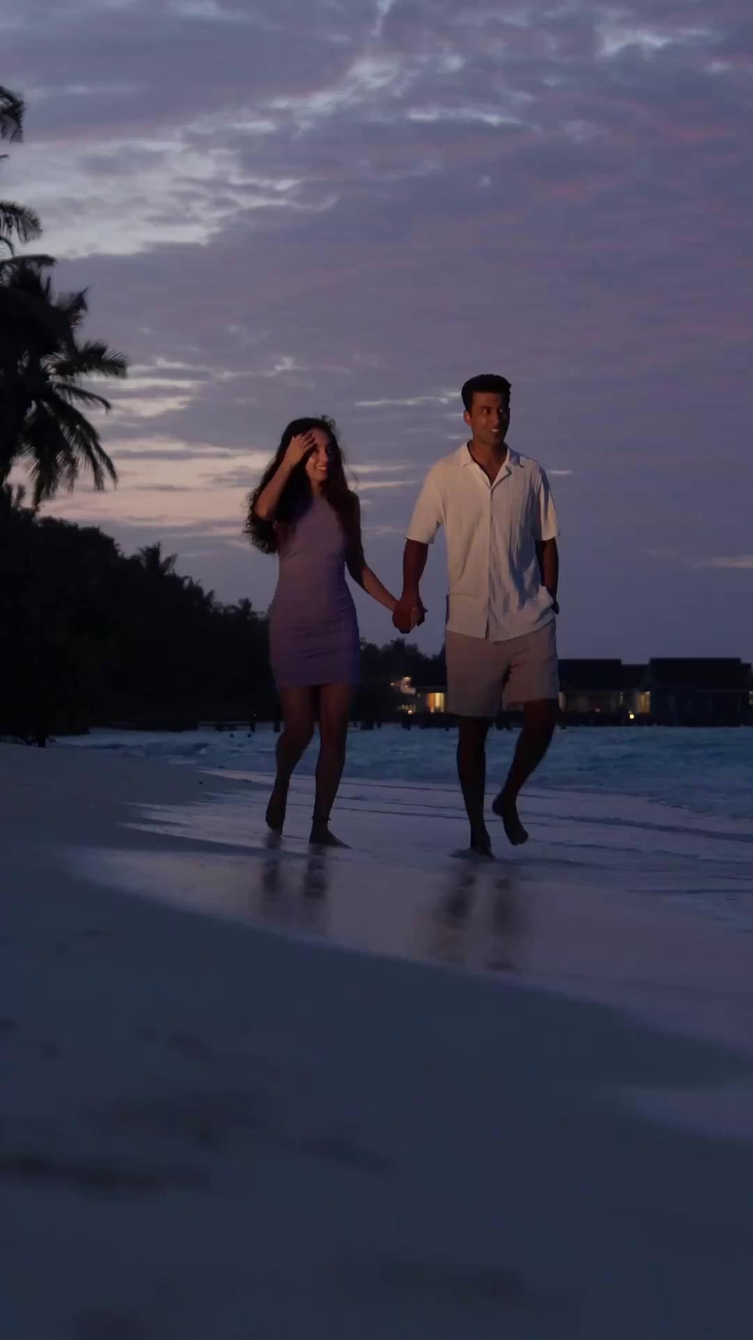 Le onde fanno da colonna sonora mentre il romanticismo diventa protagonista. Il luogo perfetto per celebrare l'amore, gli anniversari, o semplicemente voi stessi.

#NivaKuramathi #YourIslandOfChoice #MomentsThatStay #Perfe