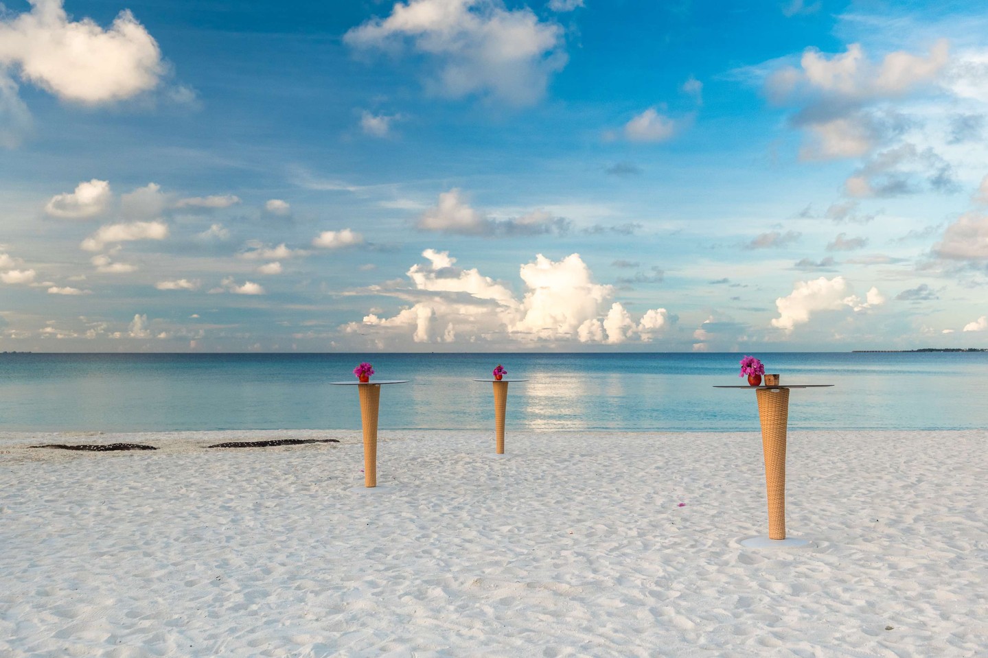 As the sky drifts from gold to amber to  rose, raise a glass to match every hue. Wind down during our Apegroni Sunset Sessions with inspired cocktails along the Sandbank. 

#NivaKuramathi #ApegroniSun
