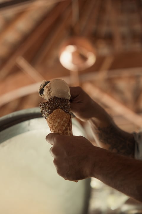 Regardez le cône prendre forme, voyez le chocolat fondre, puis choisissez votre boule. L'indulgence maison vous attend chez Palm.

#NivaKuramathi #YourIslandOfChoice #MomentsThatStay #PerfectEscape #VisitMaldives #PalmR