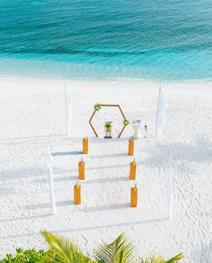 Foto von Kuredu Island Resort & Spa in Kuredu Island Resort. Könnte ein Bild von einer Hochzeit und Text sein.