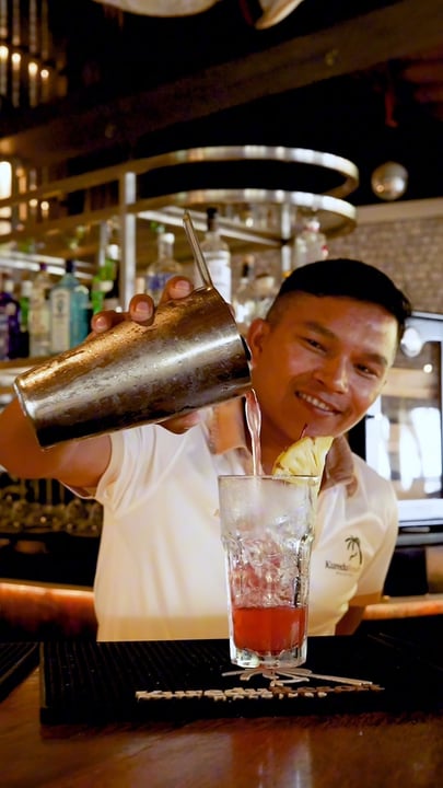 A cocktail in the making at Babuna Bar. 🍸✨

Known as one of the liveliest spots on the island, Babuna Bar is where guests gather for refreshing drinks, great atmosphere, and many of Kuredu’s evening 