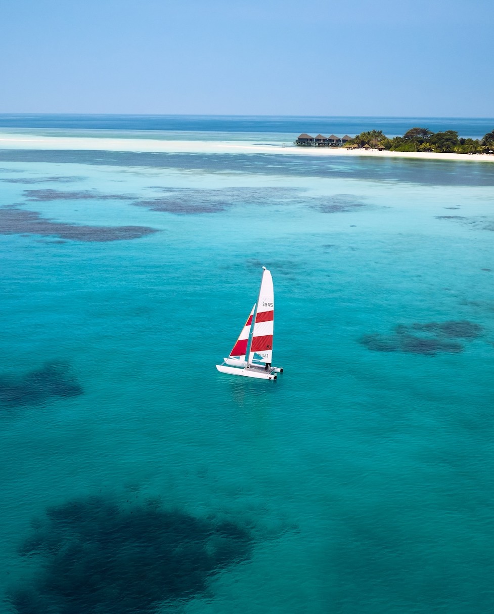 Foto von Kuredu Island Resort & Spa in Kuredu Island Resort. Könnte ein Bild von einem Segelboot, Segeln, Ozean, Küste und Text sein.