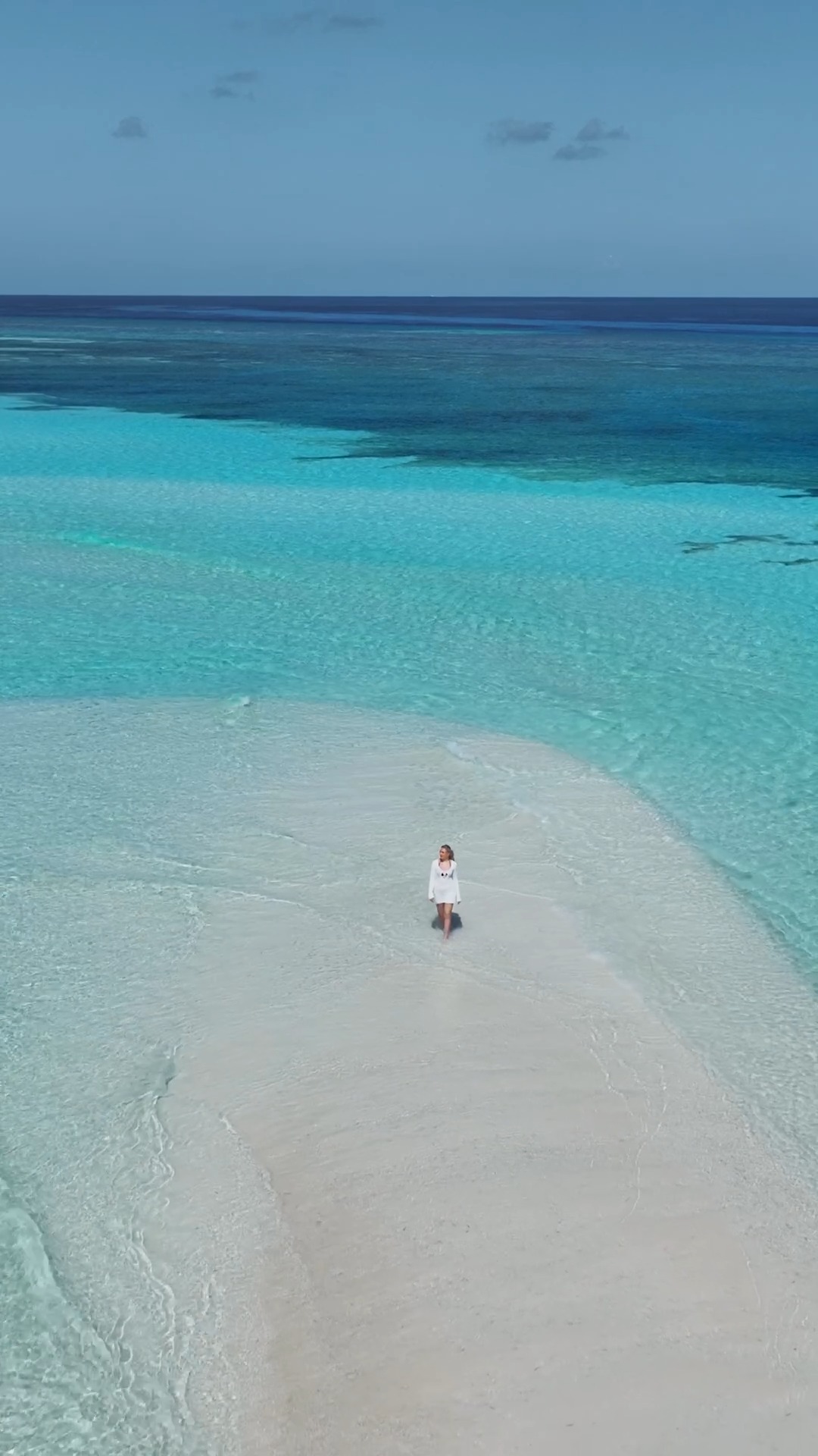 Einer der ikonischsten Orte der Insel. 🩵

Die Sandbank eignet sich perfekt für einen Spaziergang, ein Foto oder einfach, um die Farben der Lagune zu genießen. Waren Sie schon auf der Sandbank?

#Maldives #VisitMaldives