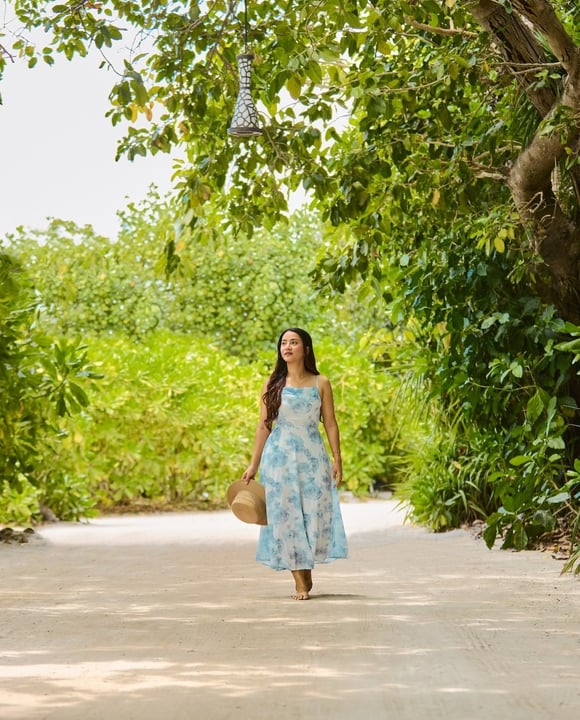 Foto von Kuredu Island Resort & Spa in Kuredu Island Resort. Könnte ein Bild von einem Kleid, Sommerkleid, im Freien und Text sein.