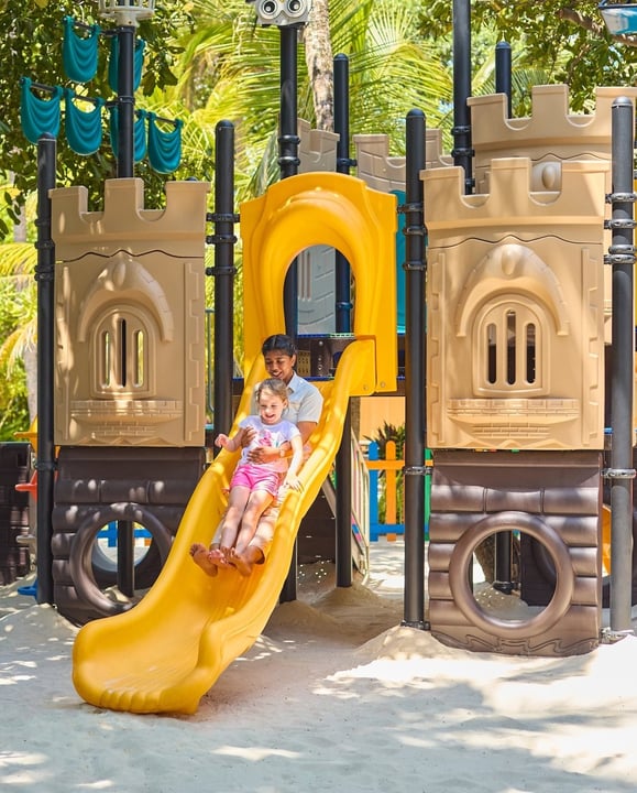 Foto di Kuredu Island Resort & Spa del 10 settembre 2026. Potrebbe raffigurare un bambino, uno scivolo, un parco e del testo.