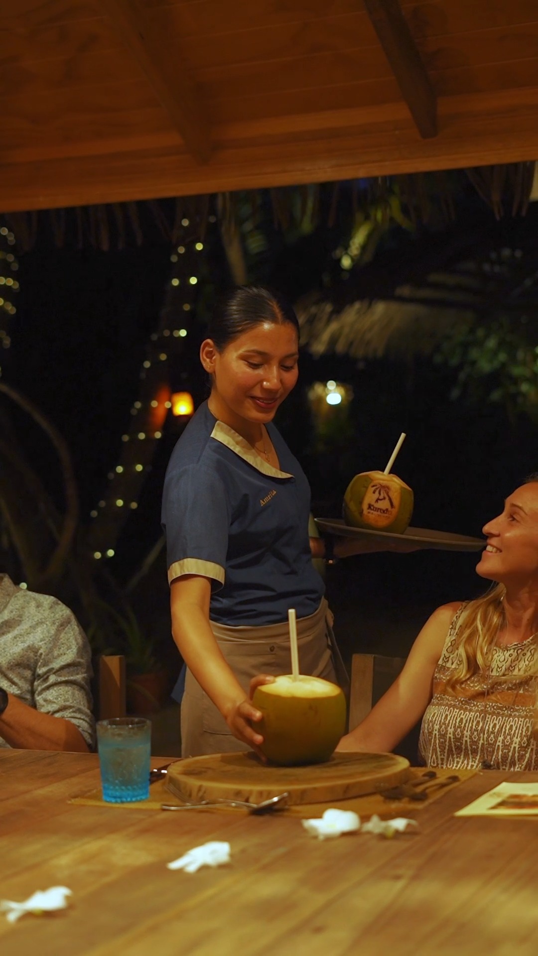 Préparé par les chefs de l'île, notre Jungle Dinner met à l'honneur les ingrédients locaux, les saveurs traditionnelles, et les histoires qui les accompagnent.

C'est l'occasion de découvrir la cuisine maldivienne dans un cadre mémorable