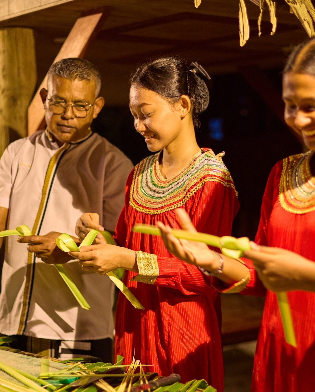 Samedi soir à Kuredu 🌴✨

Pendant la Soirée Maldivienne, notre équipe confectionne des objets artisanaux en feuilles de palmier, offrant aux hôtes un souvenir plein de sens de l'île. Avez-vous déjà participé à notre Soirée Maldivienne ?

#Maldi