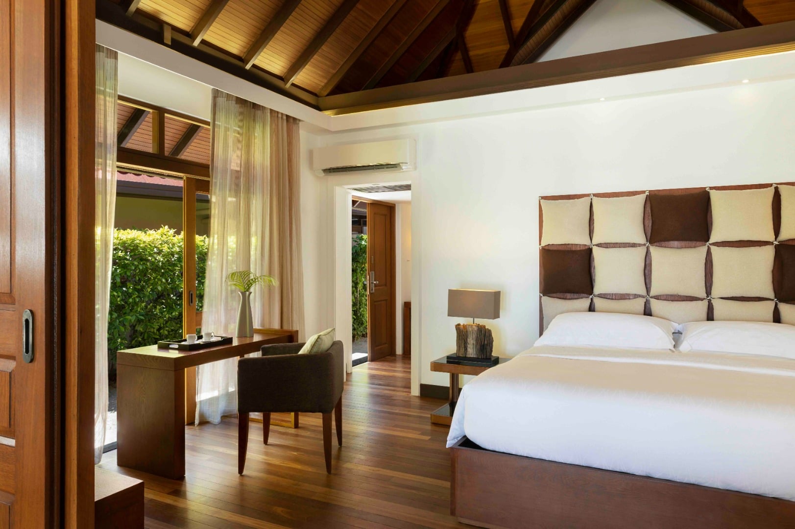 Beach Villa mit Jacuzzi im Niva Kurumba Maldives