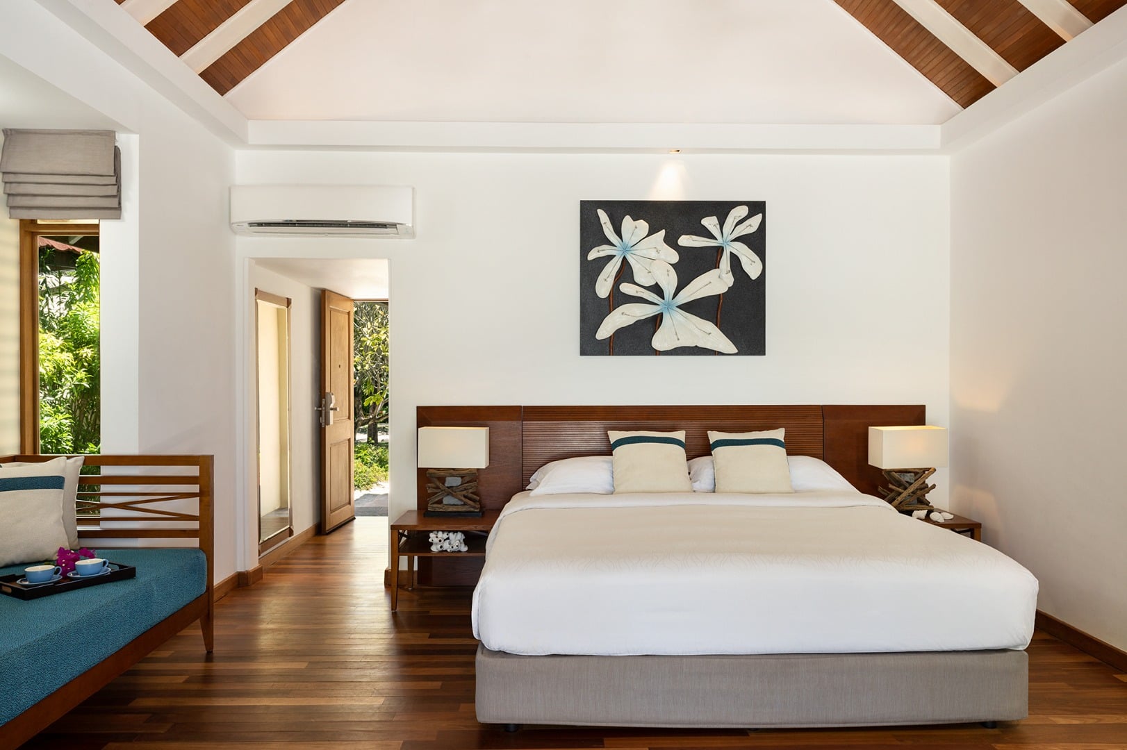 Beachfront Deluxe Bungalow (Sunset) im Niva Kurumba Maldives