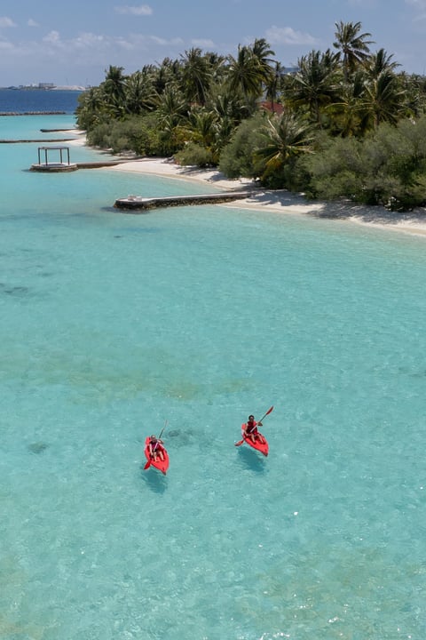 Foto von Niva Kurumba Maldives vom 05. September 2026. Könnte ein Bild von Schwimmen, Kajak, Jetski, Floß, Ocean und Text sein.