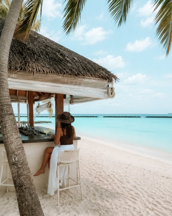 Foto geteilt von CHARLIE & CHARLOTTE 🌴 GILI TRAWANGAN am 25. August 2026 mit Verlinkung von @nivakurumbamaldives. Könnte ein Bild von Strand, Ozean, Cabana und Text sein.