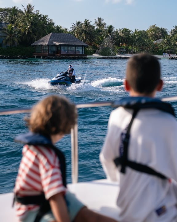 Foto di Niva Kurumba Maldives del 10 settembre 2026. Potrebbe essere un'immagine di moto d'acqua, speedboat, yacht e testo.