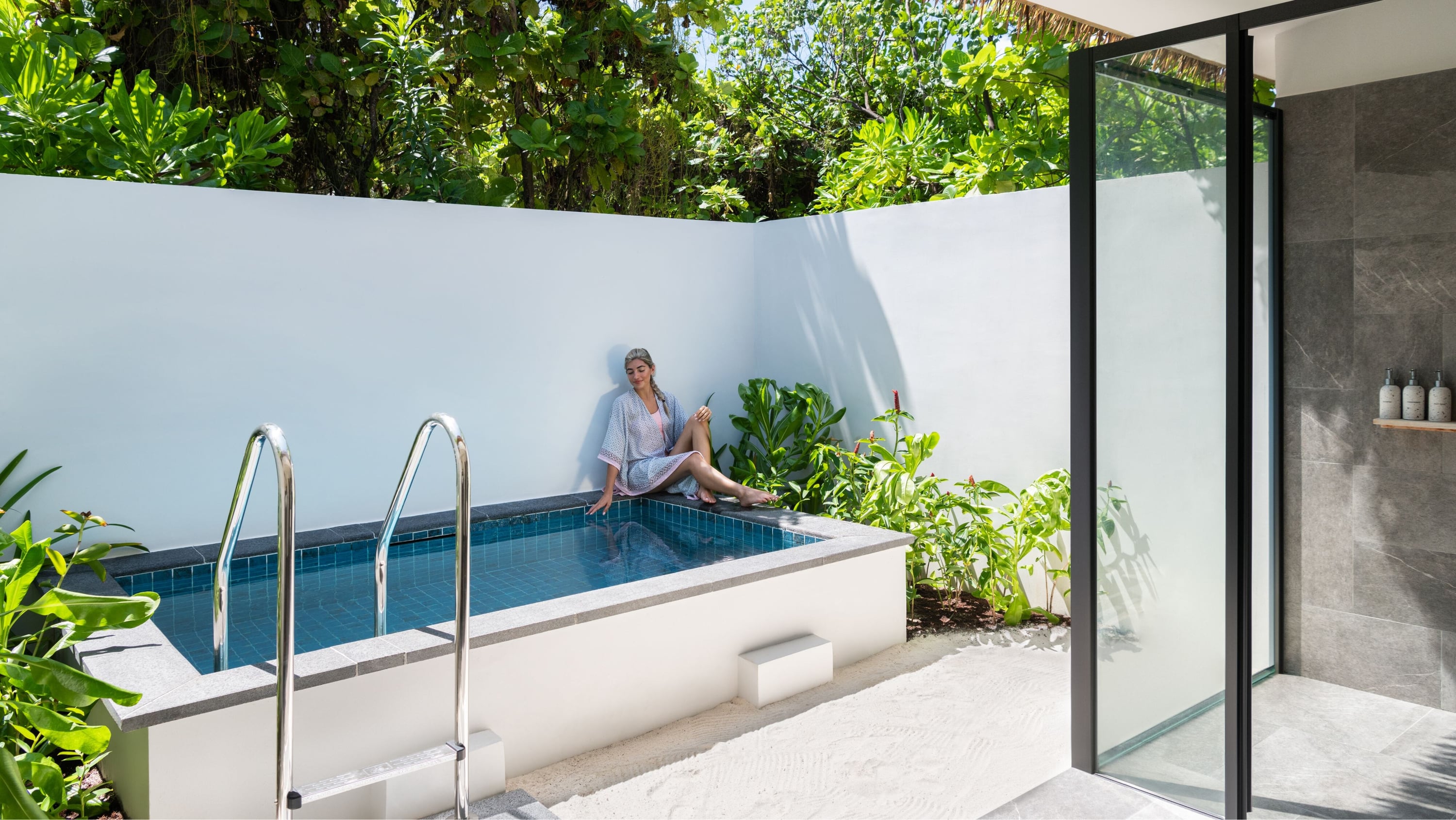 Beach Villa mit Gartenpool - Außenpool und Dusche im Le Méridien Maldives Resort & Spa