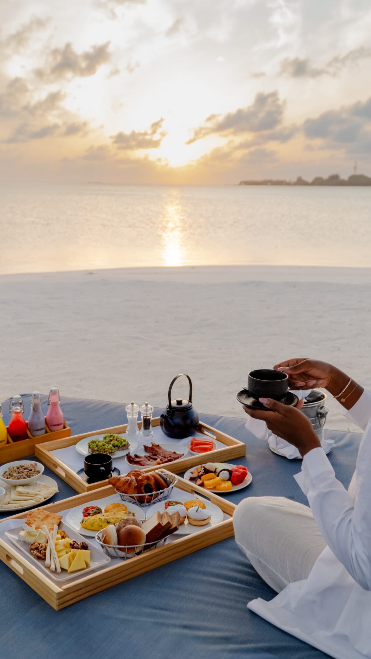Erleben Sie ein wunderschönes Sonnenaufgangsfrühstück auf der Insel Katifushi, während die Sonne über dem maledivischen Horizont aufgeht und eine sanfte Meeresbrise den Ton für einen entspannten Morgen setzt. Genießen Sie eine ausgewählte Auswahl 