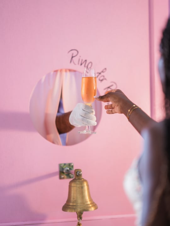 Foto geteilt von Le Méridien Maldives Resort & Spa am 02. Juli 2026, markiert wurden @visitmaldives, @marriotthotels, @marriottintl und @marriottbonvoy. Möglicherweise ein Bild von Champagner, einem Weinglas und Text.