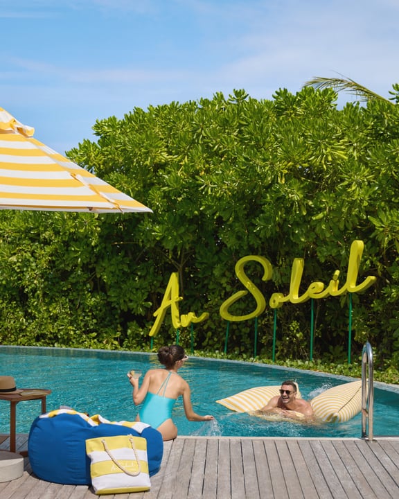 Foto geteilt vom Le Méridien Maldives Resort & Spa am 25. August 2026 mit Markierung von @visitmaldives, @lemeridienhotels, @marriottintl und @marriottbonvoy. Möglicherweise ein Bild von Sonnenschirm, Liegestuhl, Chaiselong