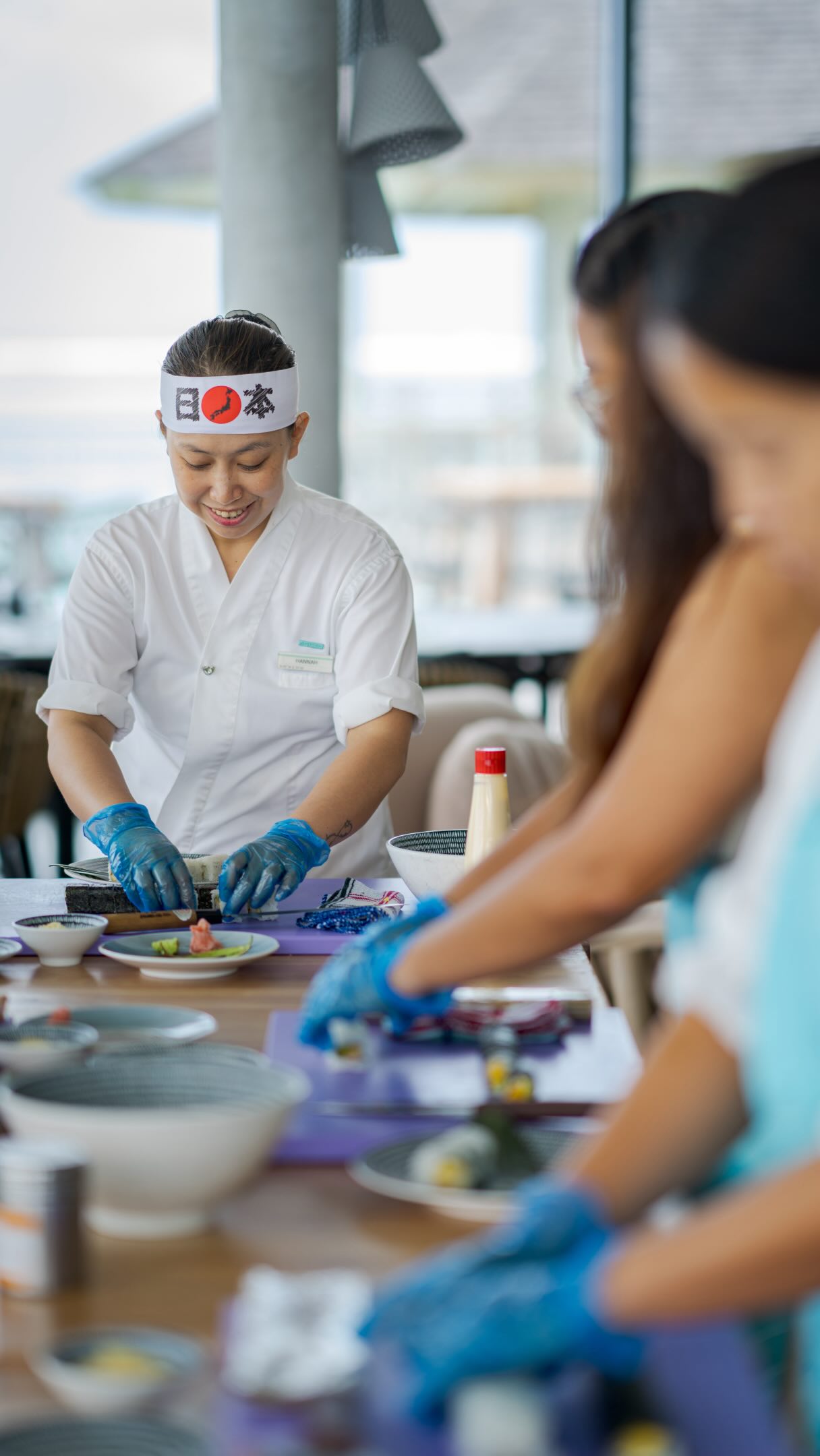 Découvrez l'art de la fabrication des sushis avec nos chefs experts, qui partagent la précision, l'équilibre et les techniques délicates derrière l'une des traditions culinaires les plus célébrées du Japon. De la préparation de chaque élément
