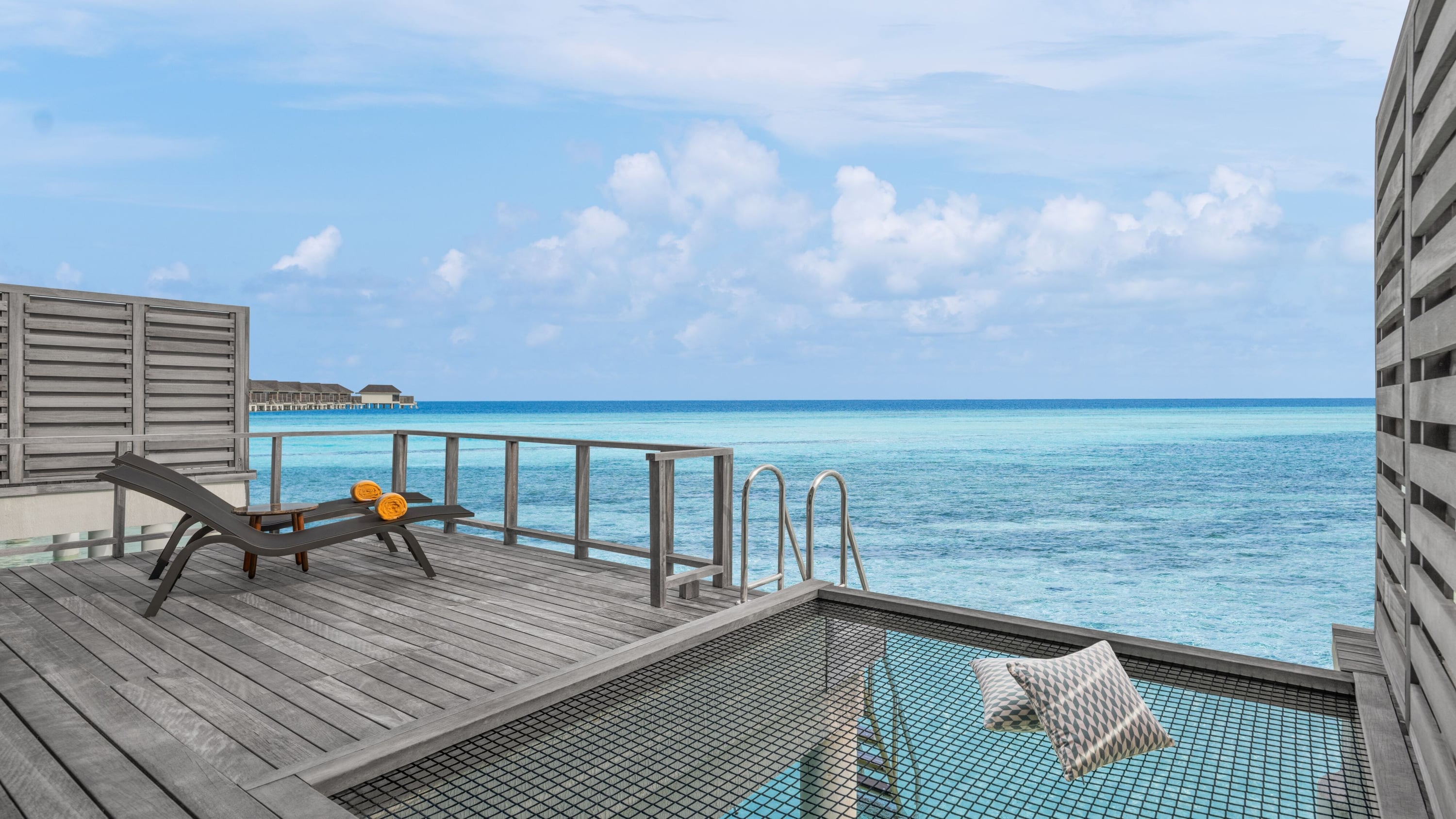 Wasservilla mit privater Terrasse und Hammock im Le Méridien Maldives Resort & Spa