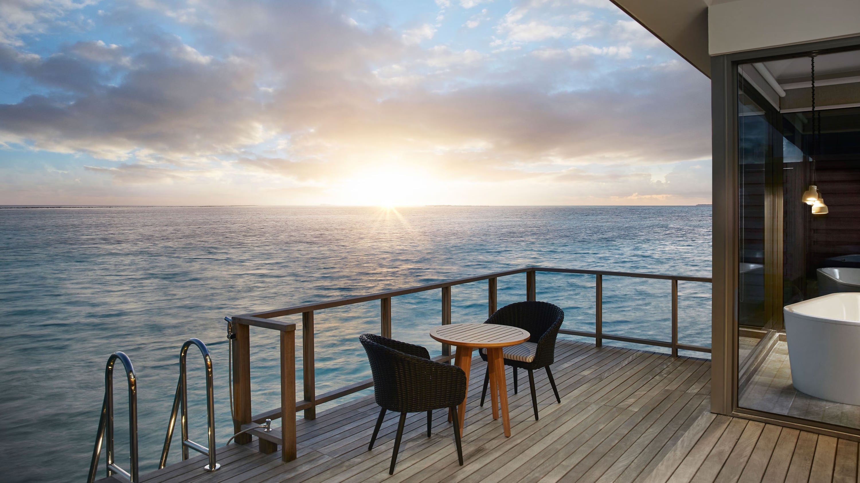 Sunset Overwater Schlafzimmer mit Sunset Deck im Le Méridien Maldives Resort & Spa