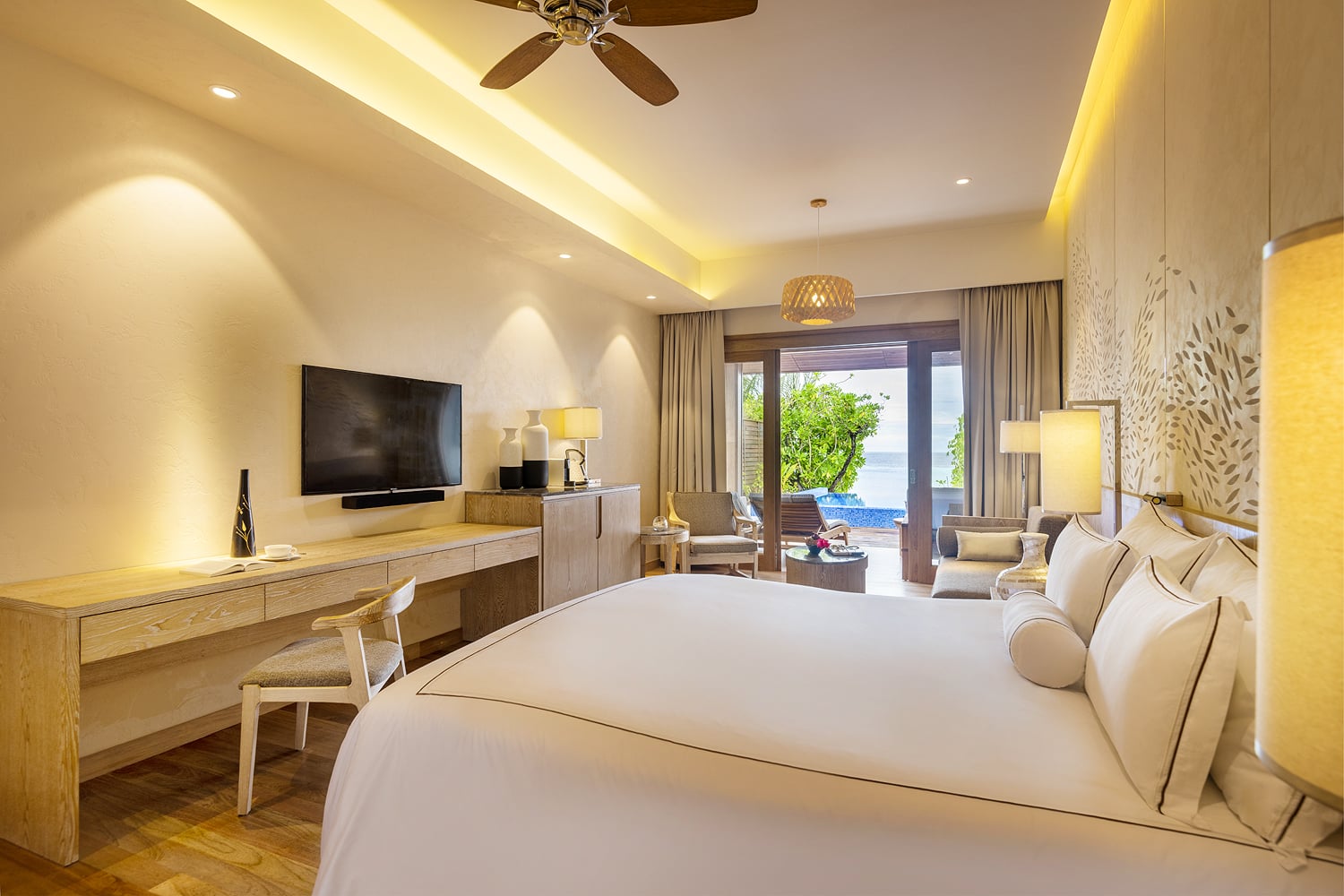 Beach Suite with Pool im Lily Beach Resort & Spa