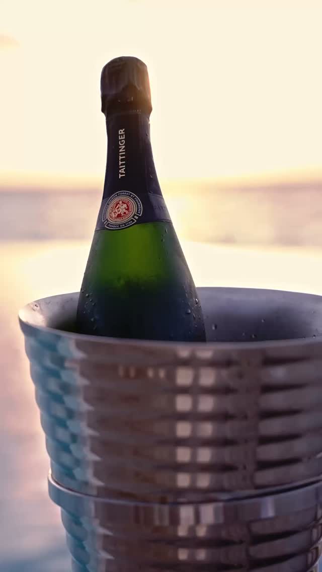 Während die maledivische Sonne den Himmel in Gold- und Rosétöne taucht, gibt es keinen schöneren Weg, den Abend zu begrüßen, als mit einem Glas Taittinger Champagner in der Hand. 🥂✨

#LilyBeach #LilyBeachResort #Visit