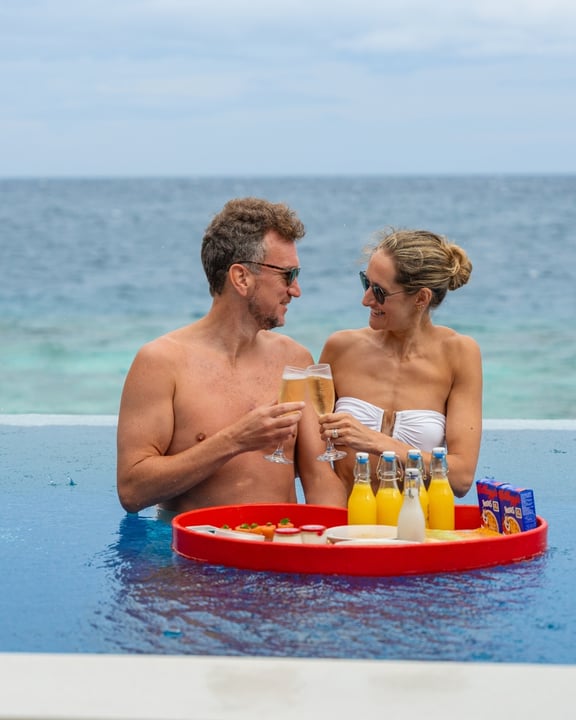 Foto von Lily Beach Resort & Spa vom 18. August 2026. Könnte ein Bild von Schwimmen, Liegestuhl, Ozean, Pool, Cabana und Text sein.