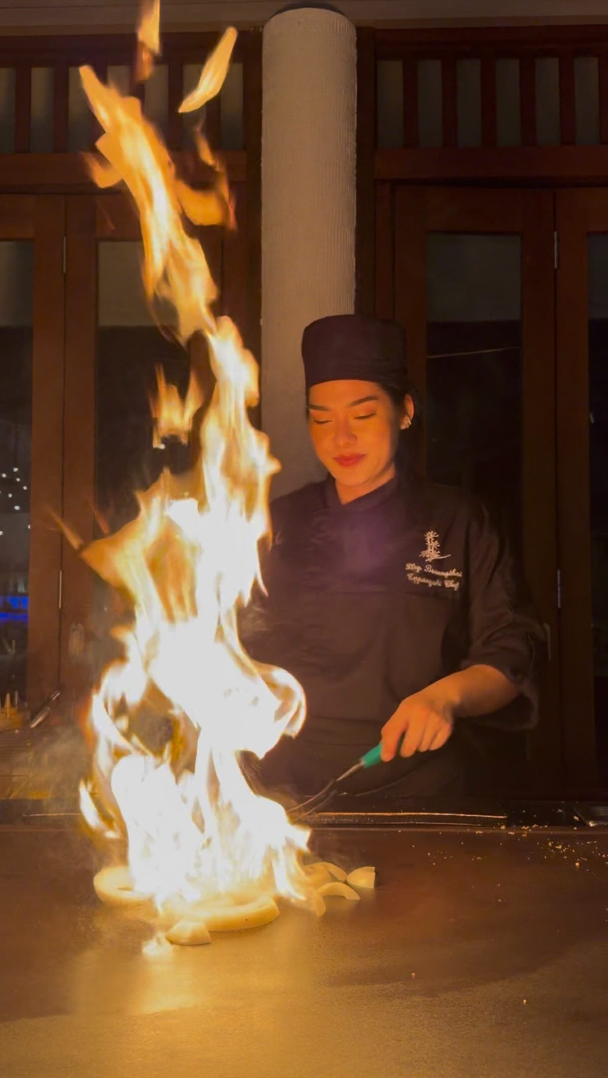 Was für eine Show! 🤩🔥🥢

Eines der größten Highlights unseres Aufenthalts bei @lilybeachresortmaldives war definitiv das private Teppanyaki-Dinner-Erlebnis.

Chef Ploy zeigte eine unglaubliche kulinarische Show,