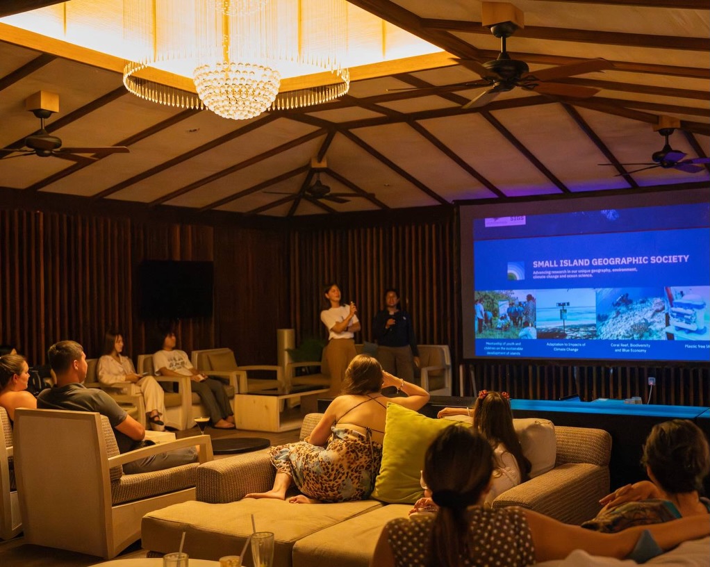Foto geteilt von Small Island Geographic Society (SIGS) am 31. August 2026, verlinkt mit @lilybeachresortmaldives. Könnte ein Bild von Fernseher, Bildschirm und Text sein, auf dem „SMALL SWALISLANDGEOGRAPHICSOCIETY“ steht