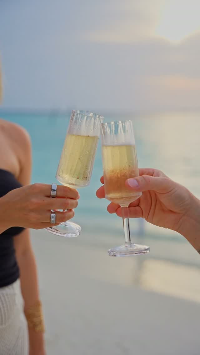 Mentre il sole scende sotto l'orizzonte, cieli dorati e dolci brezze marine fanno da cornice a una splendida serata. Alza un calice di champagne e goditi la magia del tramonto a Lily Beach.

#LilyBeach #L