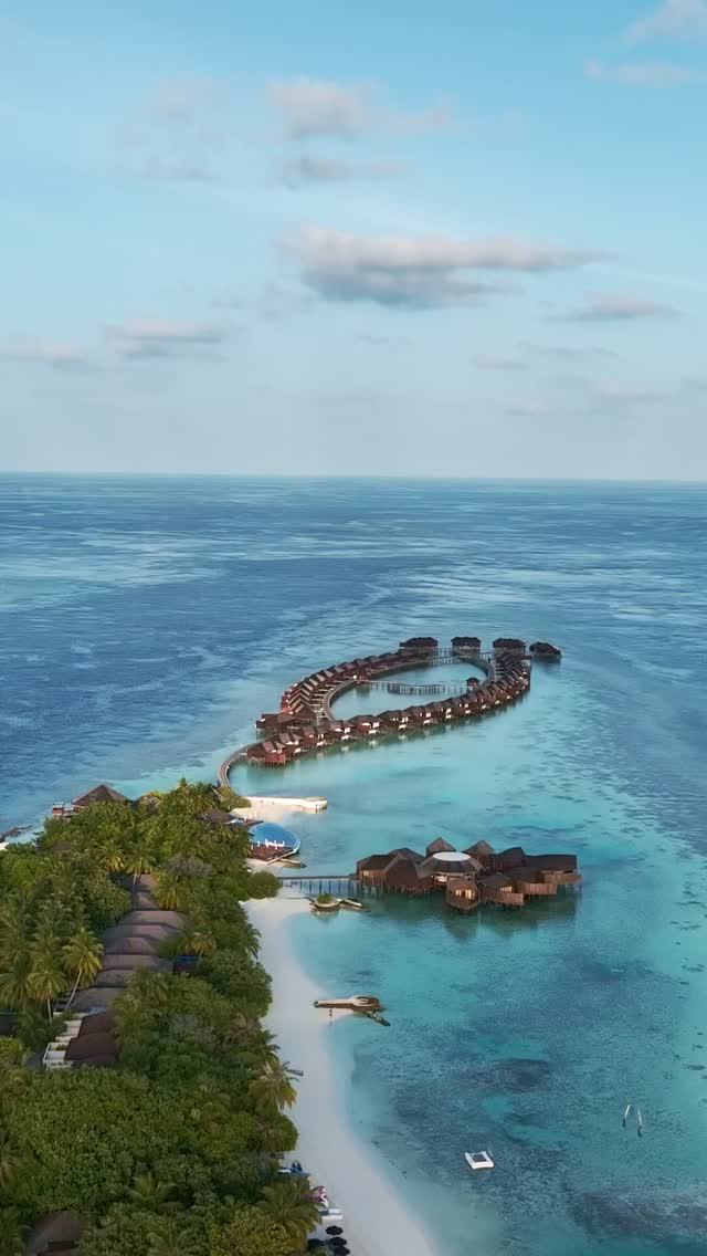 Celebriamo il cuore dietro ogni bellissimo soggiorno. 💙✨ In occasione della Settimana Internazionale delle Governanti, Lily Beach celebra il nostro incredibile team di Housekeeping per la cura, la dedizione e i tocchi premurosi che regalano