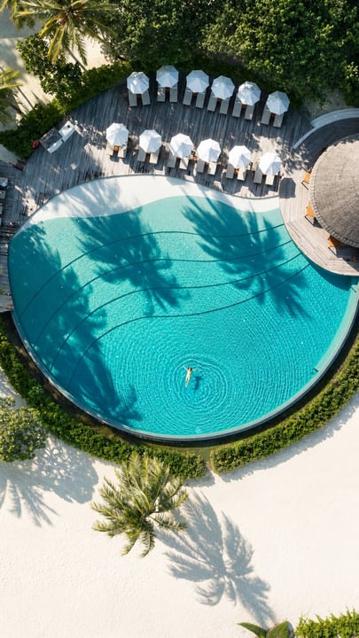 This is what escaping actually looks like ✨

Who would you bring here?
@luxsouthari 
.
#maldives #paradise #tropicalescape #vacation #ocean